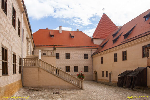 Zamek w Bausce dziedziniec renesansowy