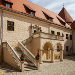 Zamek w Bausce dziedziniec renesansowy