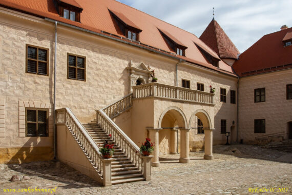 Zamek w Bausce dziedziniec renesansowy