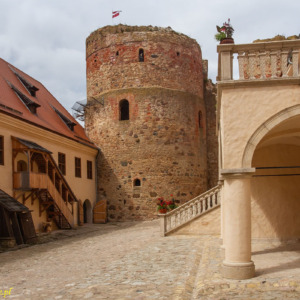 Zamek w Bausce dziedziniec renesansowy