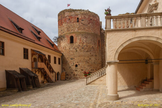 Zamek w Bausce dziedziniec renesansowy