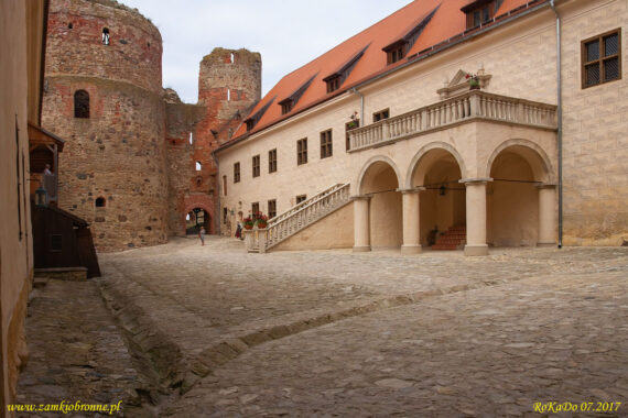 Zamek w Bausce dziedziniec renesansowy