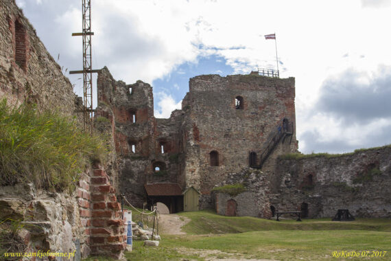 Zamek w Bausce dziedziniec gotycki