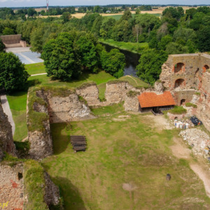 Zamek w Bausce dziedziniec gotycki