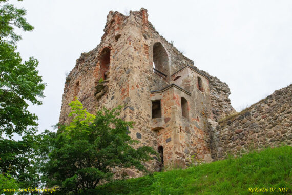 Zamek w Dobele zamek g&oacute;rny