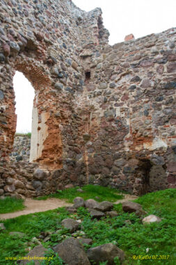 Zamek w Dobele zamek g&oacute;rny