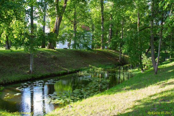 Wieża mieszkalna w Stende pozostałości fosy