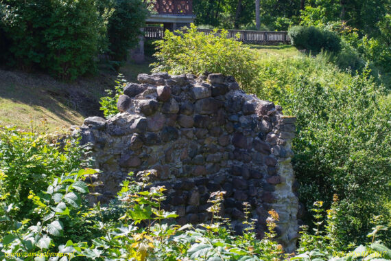 Zamek Sigulda ruiny baszty podzamcza