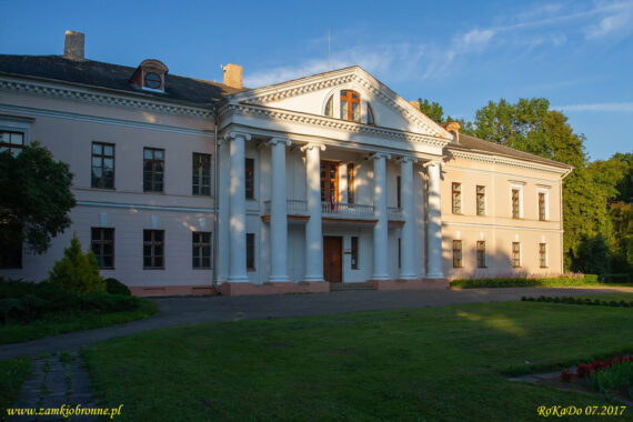 Dwór obronny Svitene przebudowany na pałac