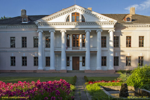 Dwór obronny Svitene przebudowany na pałac