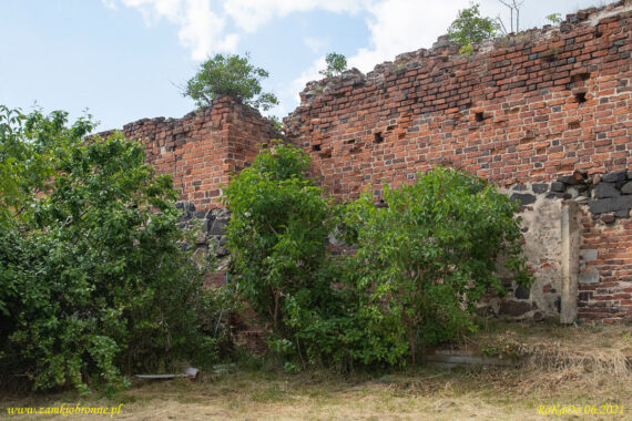 Niemodlin miejskie mury obronne pozostałości baszty