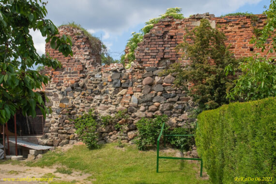 Niemodlin miejskie mury obronne pozostałości baszty