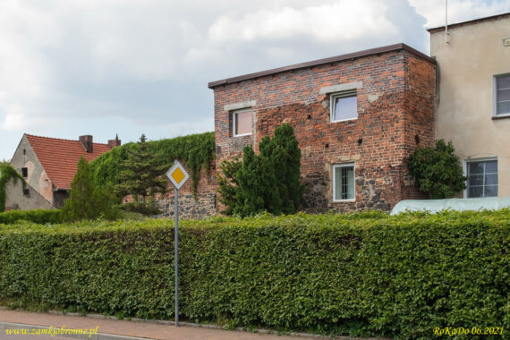 Niemodlin miejskie mury obronne pozostałości baszty