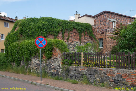 Niemodlin miejskie mury obronne pozostałości baszty