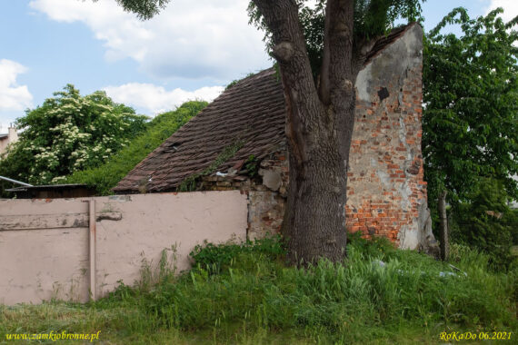 Niemodlin miejskie mury obronne pozostałości baszty