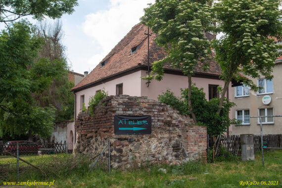 Niemodlin miejskie mury obronne pozostałości baszty