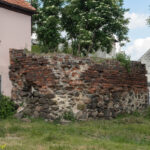 Niemodlin miejskie mury obronne pozostałości baszty