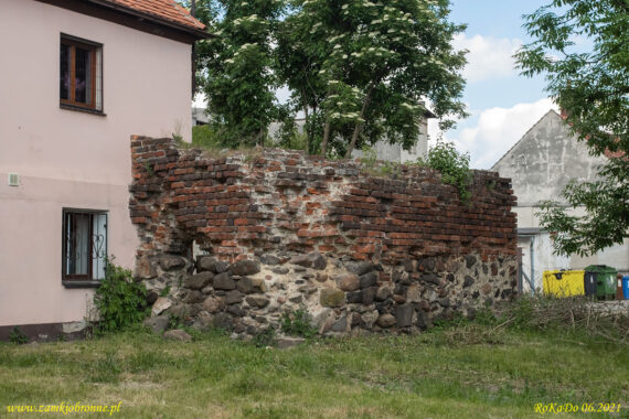 Niemodlin miejskie mury obronne pozostałości baszty