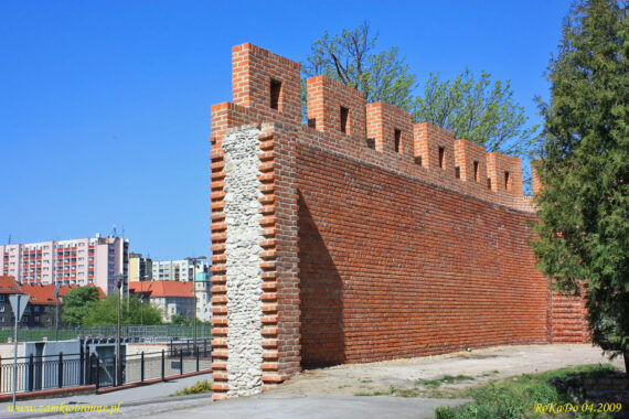Opole zrekonstruowany fragment mur&oacute;w obronnych