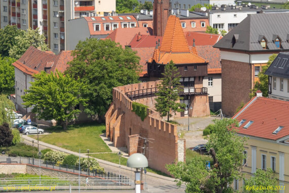 Opole zrekonstruowane fragment murów z basztą Rybacką