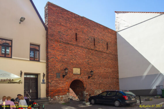 Ryga mury miejskie fragment zrekonstruowanych umocnień