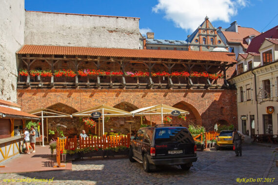 Ryga mury miejskie fragment zrekonstruowanych umocnień