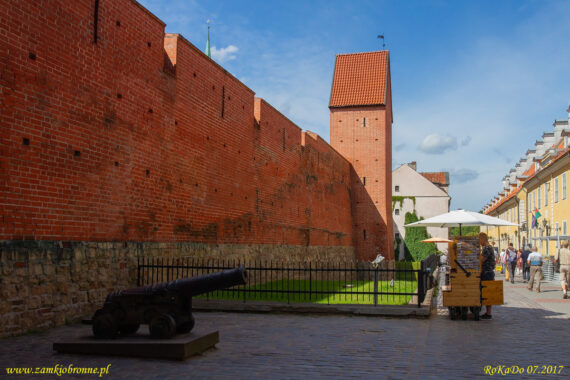 Ryga mury miejskie fragment zrekonstruowanych umocnień