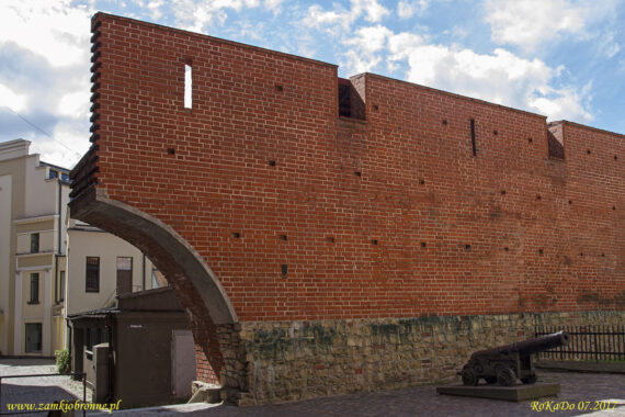 Ryga mury miejskie fragment zrekonstruowanych umocnień