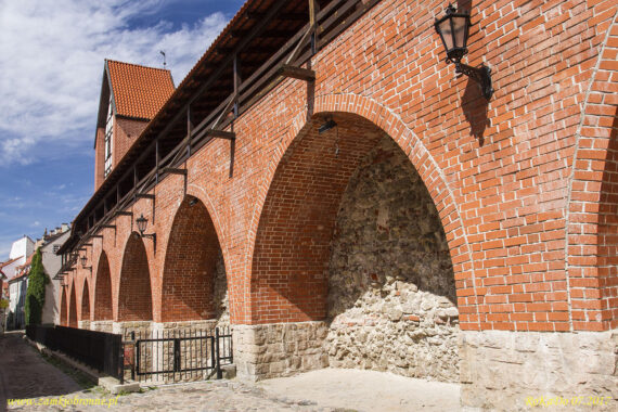 Ryga mury miejskie fragment zrekonstruowanych umocnień