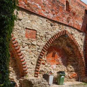 Ryga mury miejskie fragment zrekonstruowanych umocnień