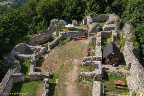 Zamek Lenno we Wleniu dziedziniec zamku górnego