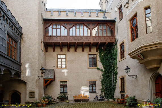 Zamek w Karpnikach wewnętrzny dziedziniec