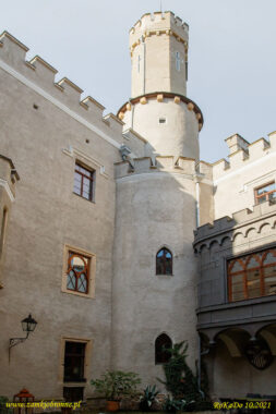 Zamek w Karpnikach wewnętrzny dziedziniec