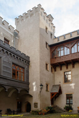 Zamek w Karpnikach wewnętrzny dziedziniec