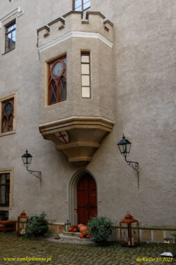 Zamek w Karpnikach wewnętrzny dziedziniec