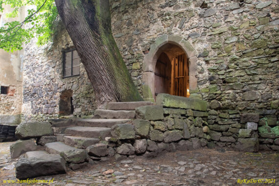 Książęca wieża w Siedlęcinie portal wejściowy