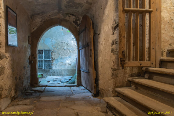 Książęca wieża w Siedlęcinie portal wejściowy