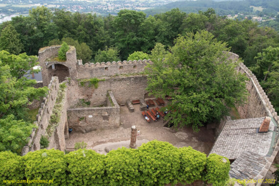 Zamek Chojnik. Widok zamku średniego.