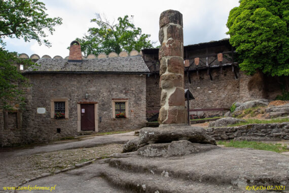 Zamek Chojnik. Pręgierz na zamku średnim.