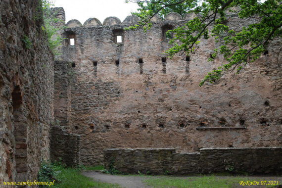 Zamek Chojnik. Dziedziniec zamku średniego.