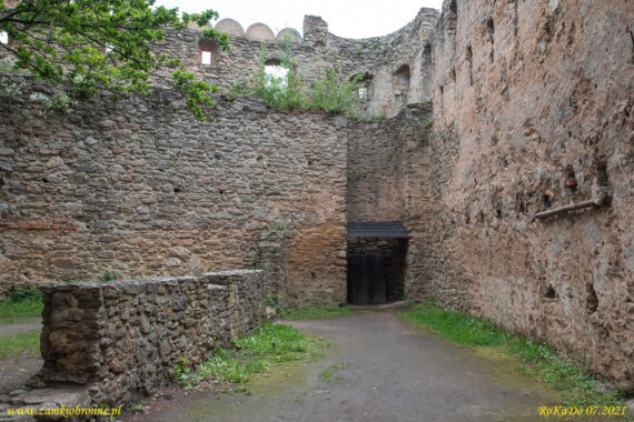 Zamek Chojnik. Dziedziniec zamku średniego.