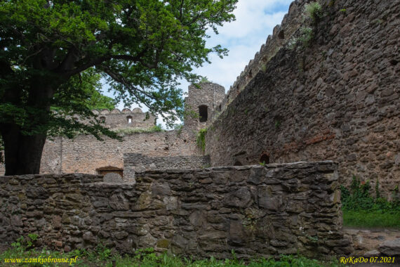 Zamek Chojnik. Dziedziniec zamku średniego.