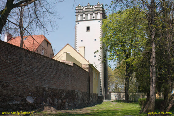 Miejskie mury obronne Grodk&oacute;w brama Lewińska