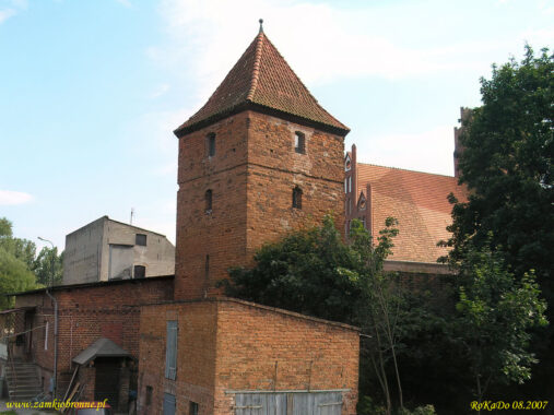 Golub miejskie mury obronne, zachowana narożna wieża.