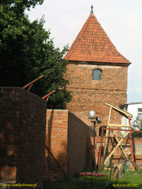 Golub miejskie mury obronne, zachowana narożna wieża.