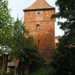 Golub miejskie mury obronne, zachowana narożna wieża.