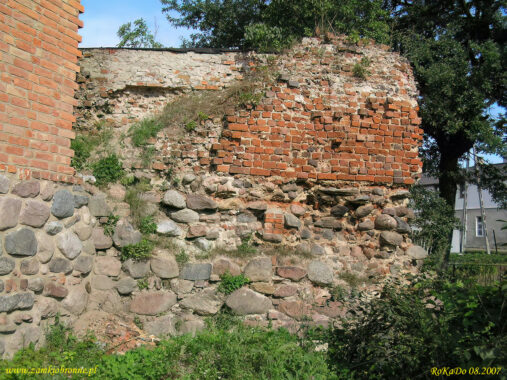 Golub miejskie mury obronne.