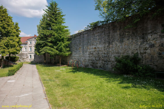 Nowogrodziec miejskie mury obronne