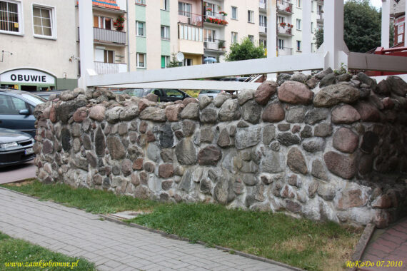 Miejskie mury obronne Ostr&oacute;dy pozostałości bramy Garncarskiej