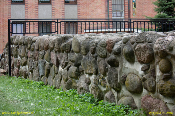 Miejskie mury obronne Ostr&oacute;dy częściowo rekonstruowany fragment umocnień